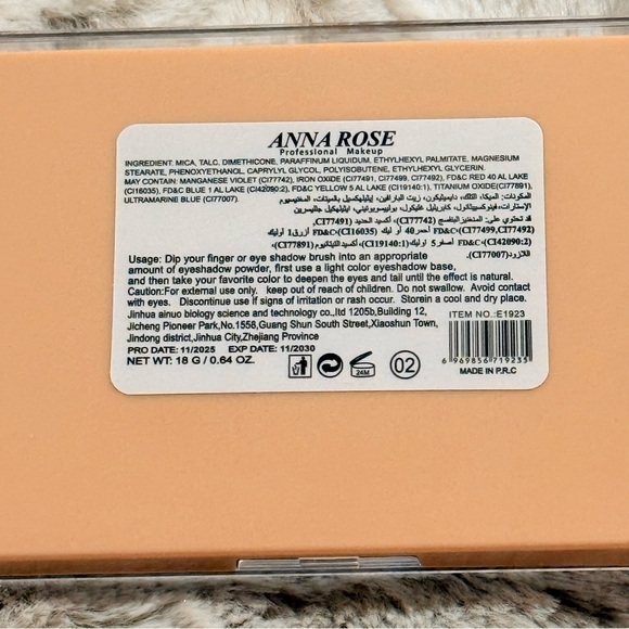 NWOT Anna Rose 18 MatteRadiant Eyeshadow Palette - Gold, Brown, and Black Shades - Picture 7 of 8